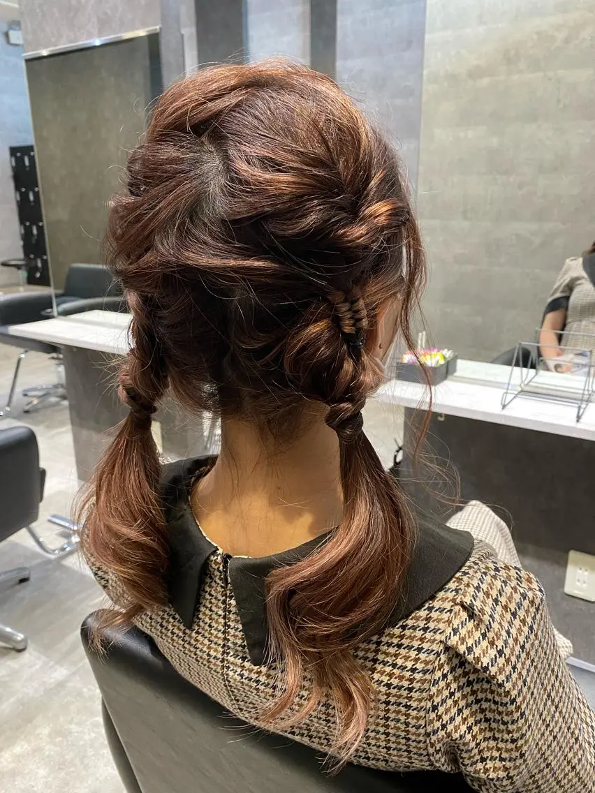 ミディアム カラー ヘアアレンジ ベージュカラー ブリーチ ダブルカラー ミルクティーベージュ ヨシンモリ hiiko顔まわり カットのヘアスタイル