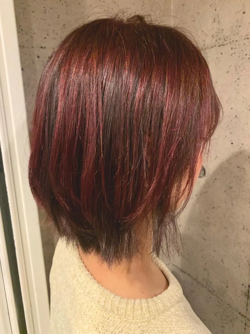 セミロング カラー レッドカラー クワハラ イオリのヘアスタイル