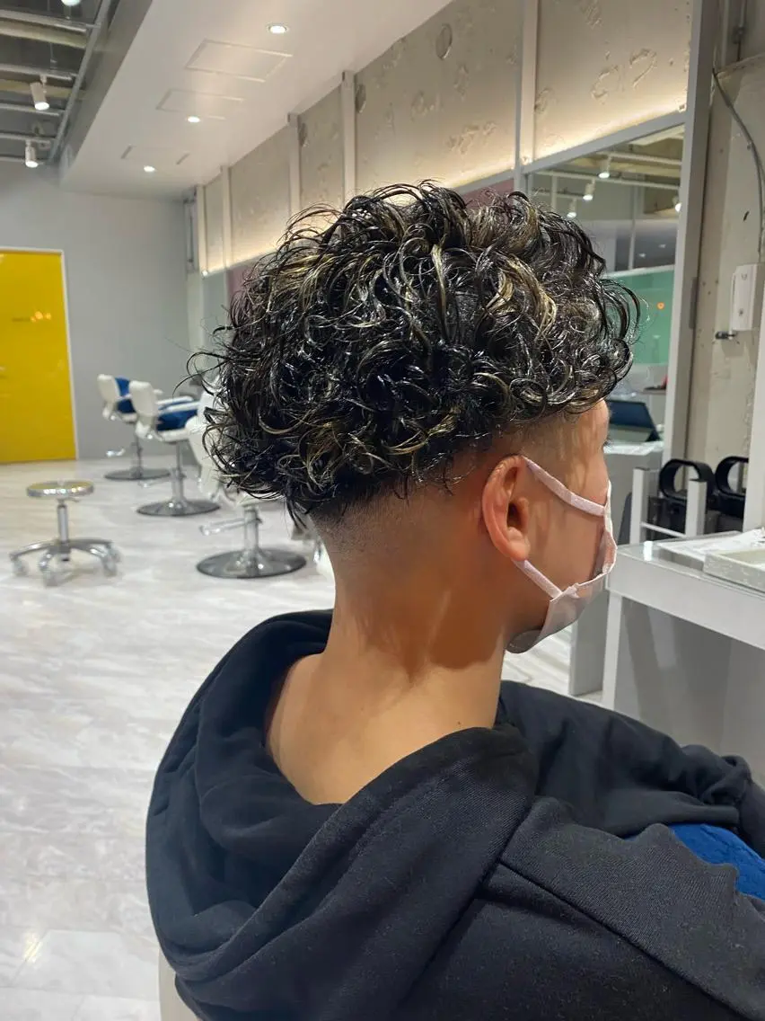 ショート カラー パーマ メンズ メンズハイライト メンズパーマ ハイライトカラー ハイライト スパイラルパーマ Riganuts王子 Hayato✂︎のヘアスタイル