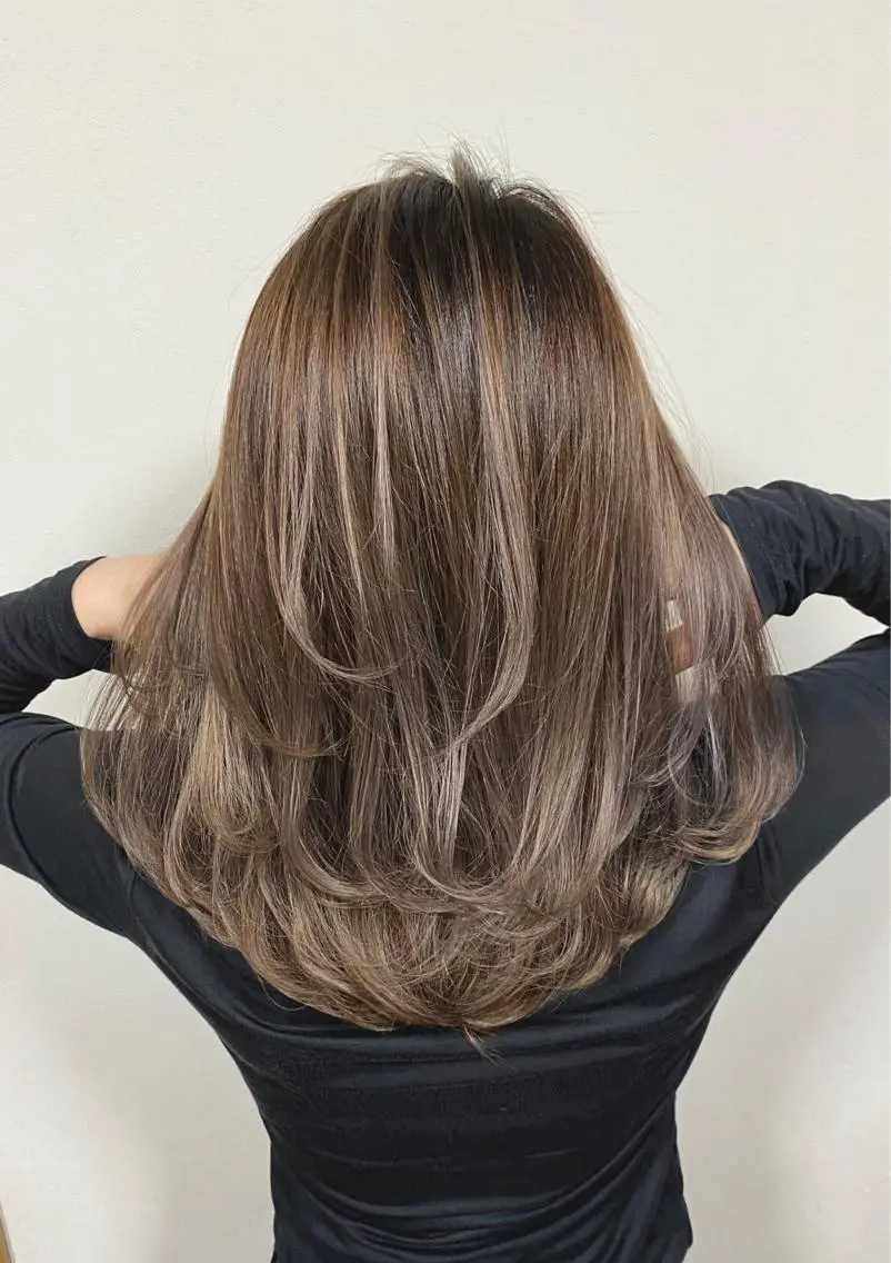 ミディアム レイヤーカット ROI 【ロイ】のヘアスタイル