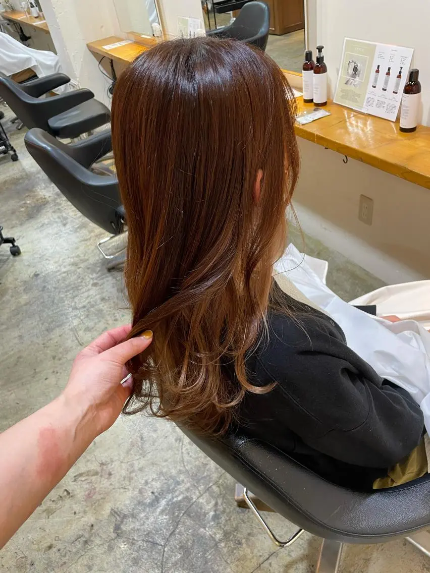 セミロング カラー ベージュカラー イヤリングカラー ピンクカラー ピンクベージュ ヘアカラー トリートメント MIOベージュカラー 柔らかいカラーのヘアスタイル