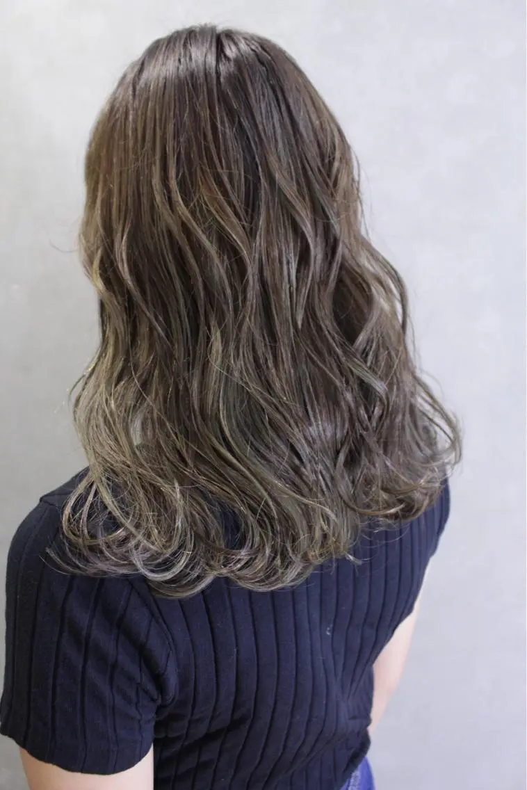 セミロング カラー ヘアアレンジ グレージュ ハイライトカラー ハイライト lani ブリーチ /ダブルカラーのヘアスタイル