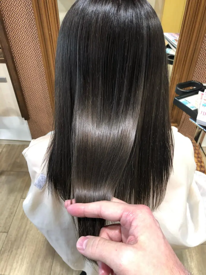 ミディアム カラー ブリーチ 透明感カラー ダークグレー 髪質改善 ヘアカラー 髪質改善特化KIZU /艶髪研究（京都）のヘアスタイル