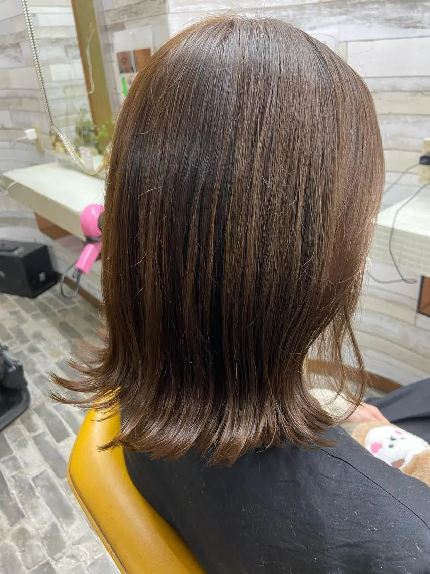 ミディアム カラー アッシュ 外ハネヘア カット ヘアカラー トリートメント 大坪 拓斗のヘアスタイル