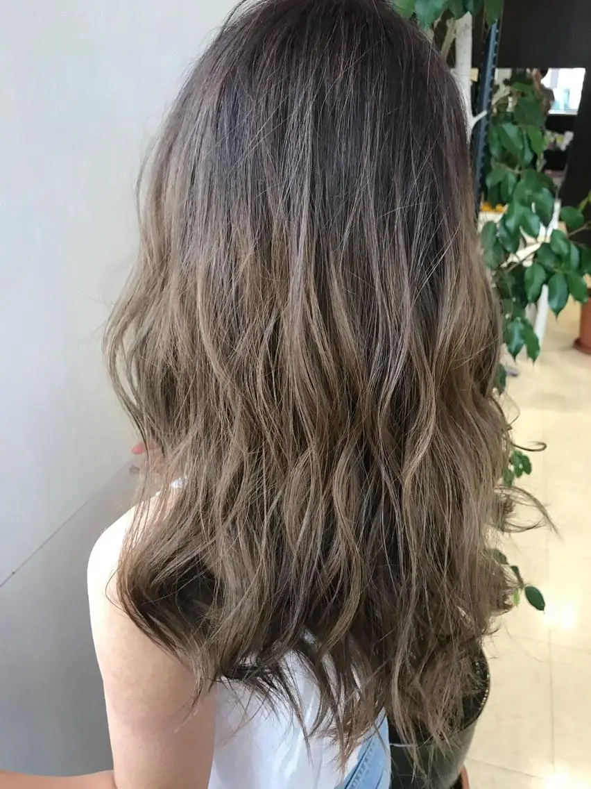 ロング カラー ブリーチ グラデーションカラー グレージュ カット ヘアカラー Oopsレイヤー 加藤澄都のヘアスタイル