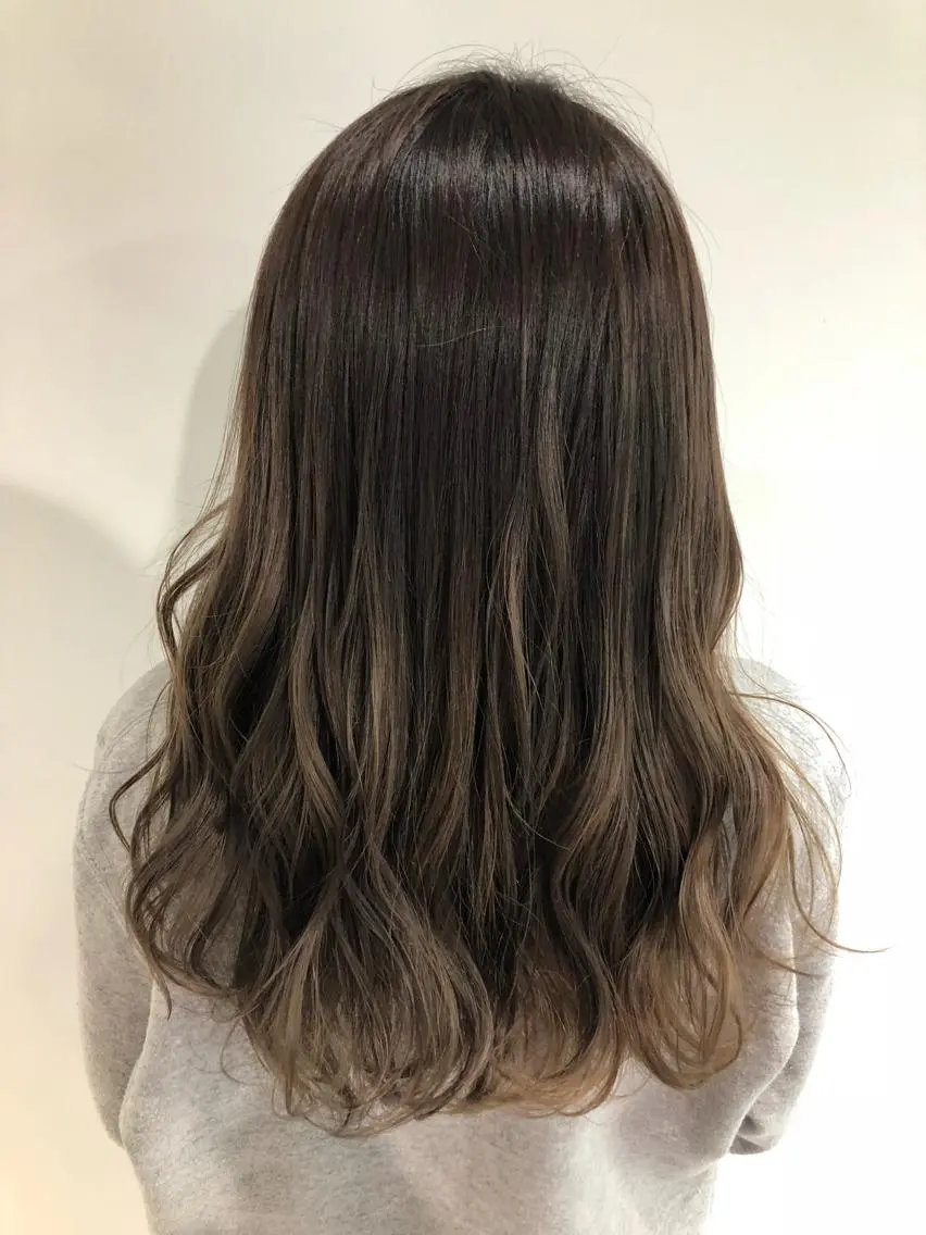 セミロング カラー アディクシーカラー グレージュ シルバー カット ヘアカラー トリートメント scene. haraのヘアスタイル