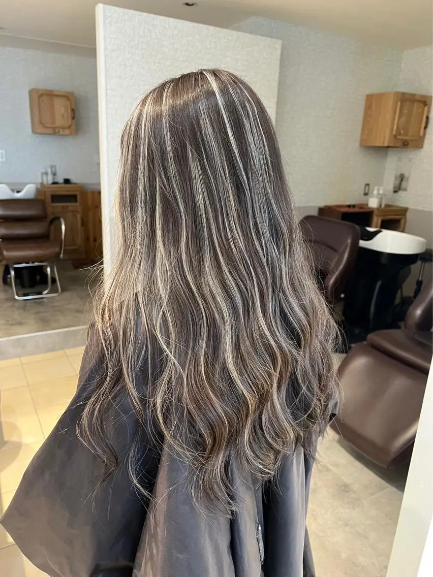 ロング カラー グレージュ ハイライトカラー ハイライト ヘアカラー トリートメント 指名数No.1 /NAOYAのヘアスタイル
