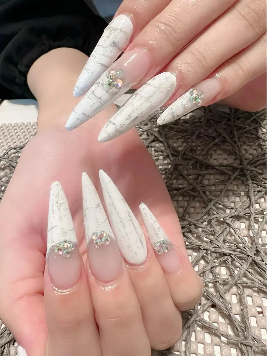 ロング ネイル ロング フレンチネイル グリーン ロングネイル スカルプネイル ハンドネイル シェヌネイル JURAのネイルデザイン