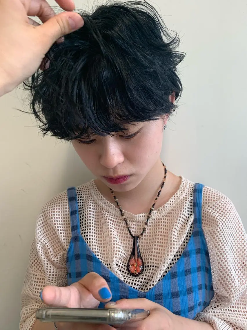 ショート カラー 黒髪 ブルーカラー ブルーブラック ヘアカラー 丸山璃子 /パーマ/レイヤーのヘアスタイル
