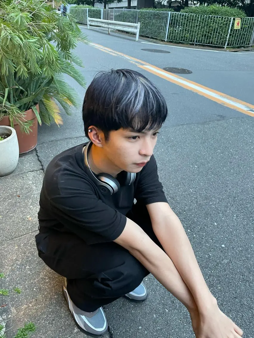 ショート カラー メンズ メンズバレイヤージュ メンズブリーチ センターパート フェードカット メンズハイライト スパイラルパーマ 🌐hina⭐️のヘアスタイル
