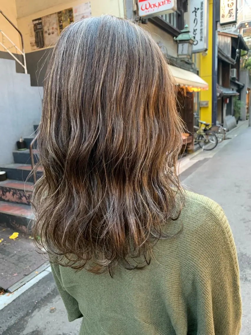 ミディアム カラー グレージュ ハイライトカラー ハイライト ヘアカラー トリートメント レイヤーカット 西村あきやのヘアスタイル