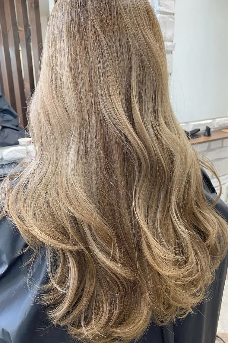 ロング ハイライト 髪質改善カラー× 美髪ストレート前出のヘアスタイル