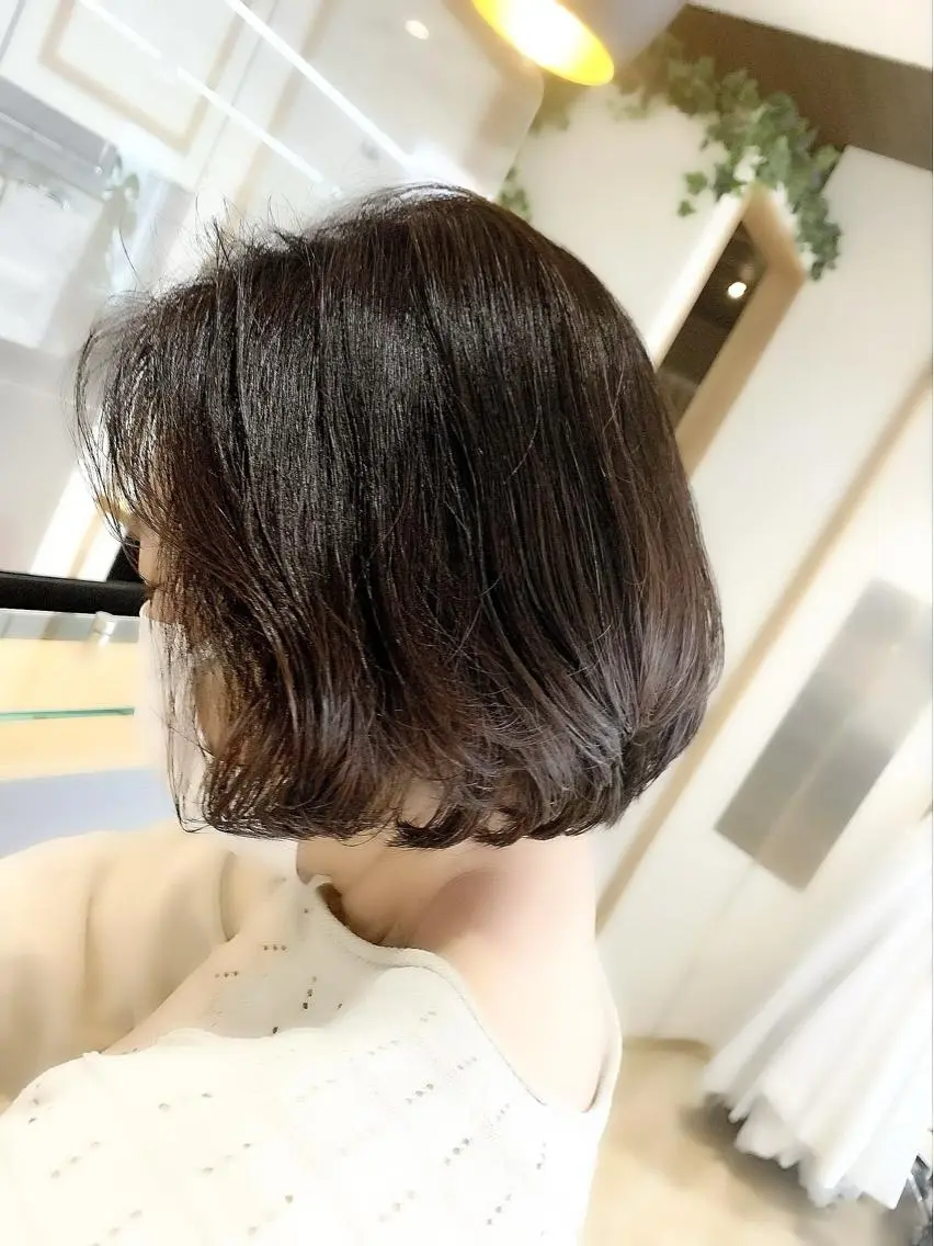 セミロング カラー パーマ ヘアアレンジ メンズ キッズ ネイル マツエク・マツパ カット トリートメント レイヤーカット/ 巻ける縮毛矯正のヘアスタイル