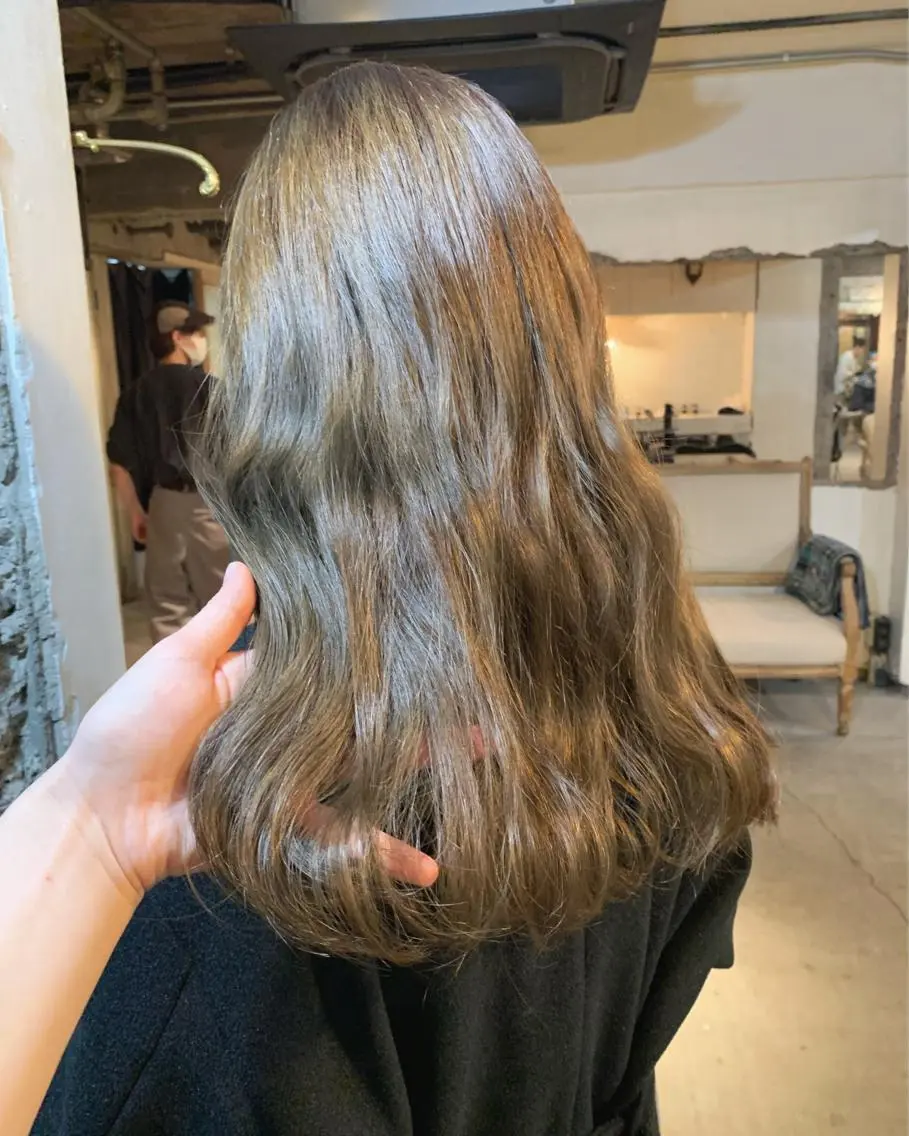 セミロング カラー ベージュカラー ハイトーンカラー オリーブベージュ 似合わせカラー🫶 小川千波のヘアスタイル