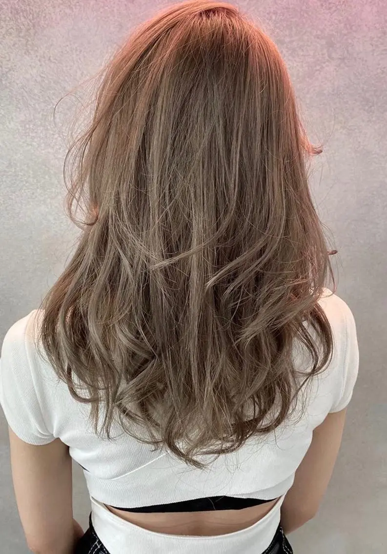 セミロング カラー パーマ ヘアアレンジ ベージュカラー ミルクティーベージュ ハイトーンカラー🤍 山下 優華のヘアスタイル