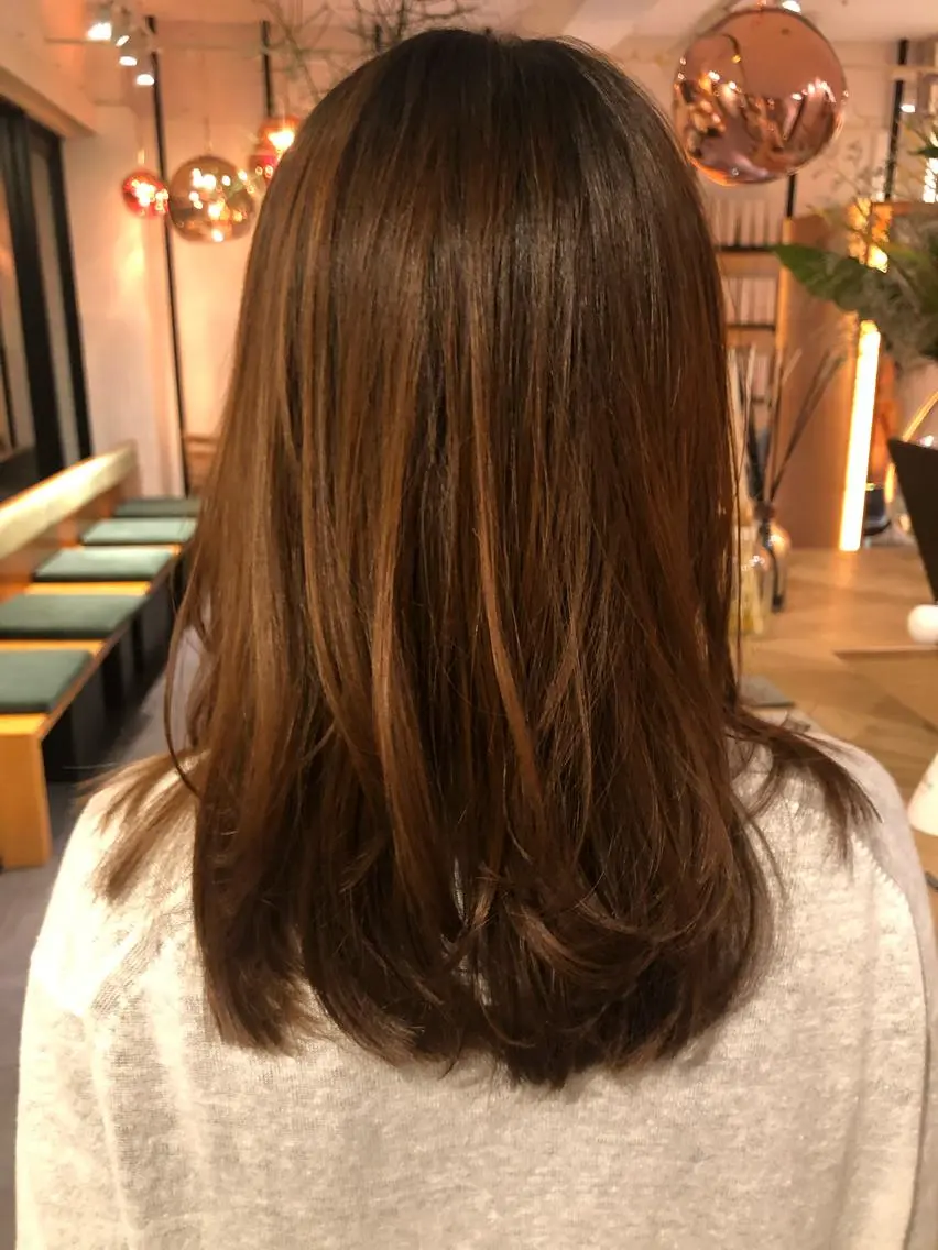 セミロング カラー レイヤーカット 齋藤 真子のヘアスタイル