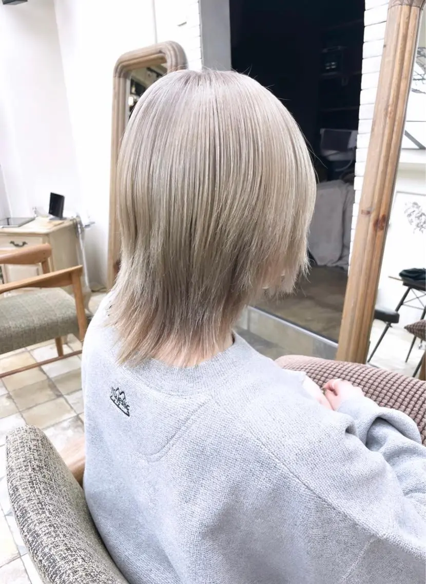 ショート カラー ネイル マツエク・マツパ アイブロウ 失敗しないハイトーン ✨ミルクティー/ミワのヘアスタイル