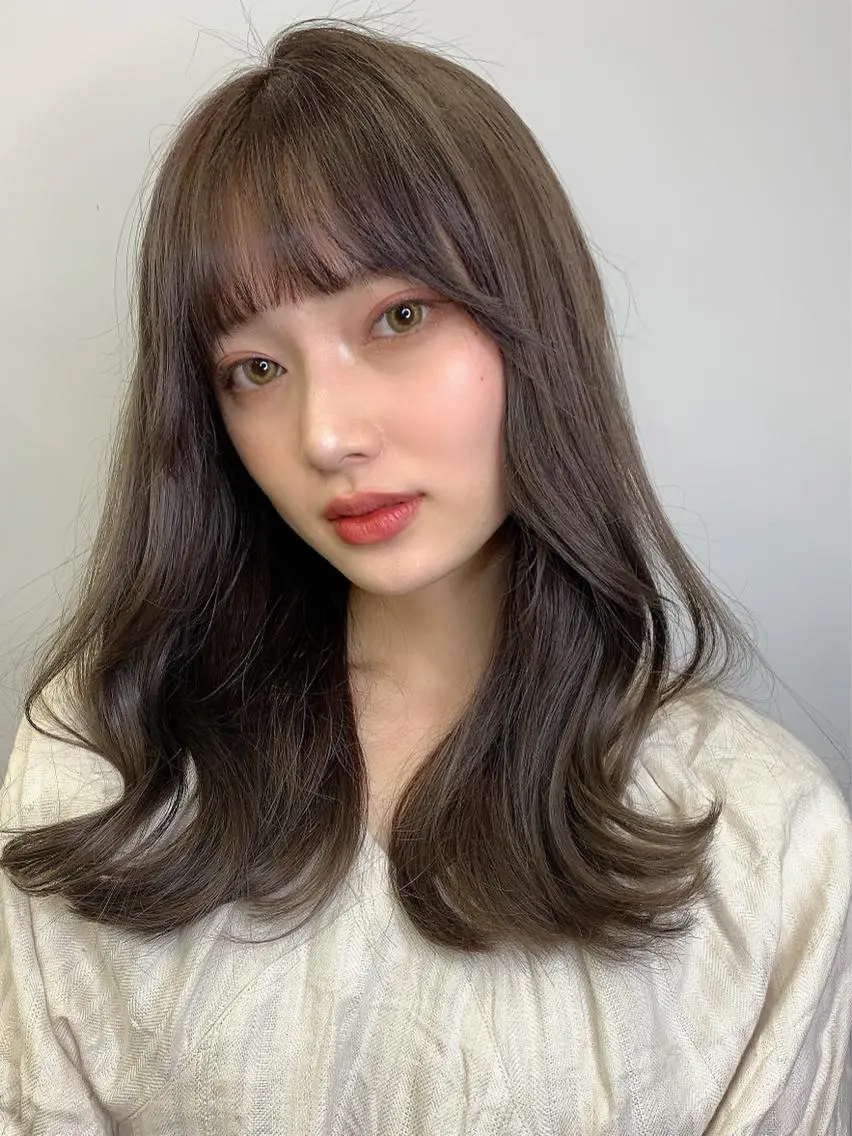 ミディアム カラー イヤリングカラー グレージュ インナーカラー くびれヘア 髪質改善 カット ヘアカラー トリートメント 透明感/オリーブ/ グレージュ/YUKAのヘアスタイル