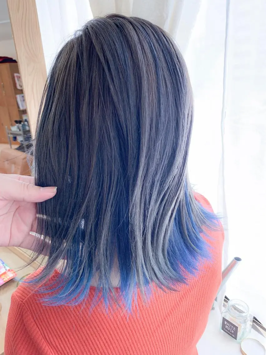 ミディアム カラー ブリーチ ブルーカラー ブルージュ インナーカラー カット ヘアカラー BOX mico.のヘアスタイル