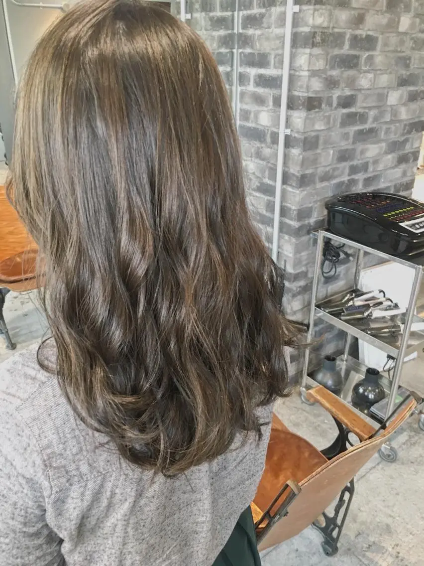 ロング カラー パーマ アッシュ ブリーチ ミルクティーアッシュ ブリーチなしカラー 代表 中島貴志のヘアスタイル
