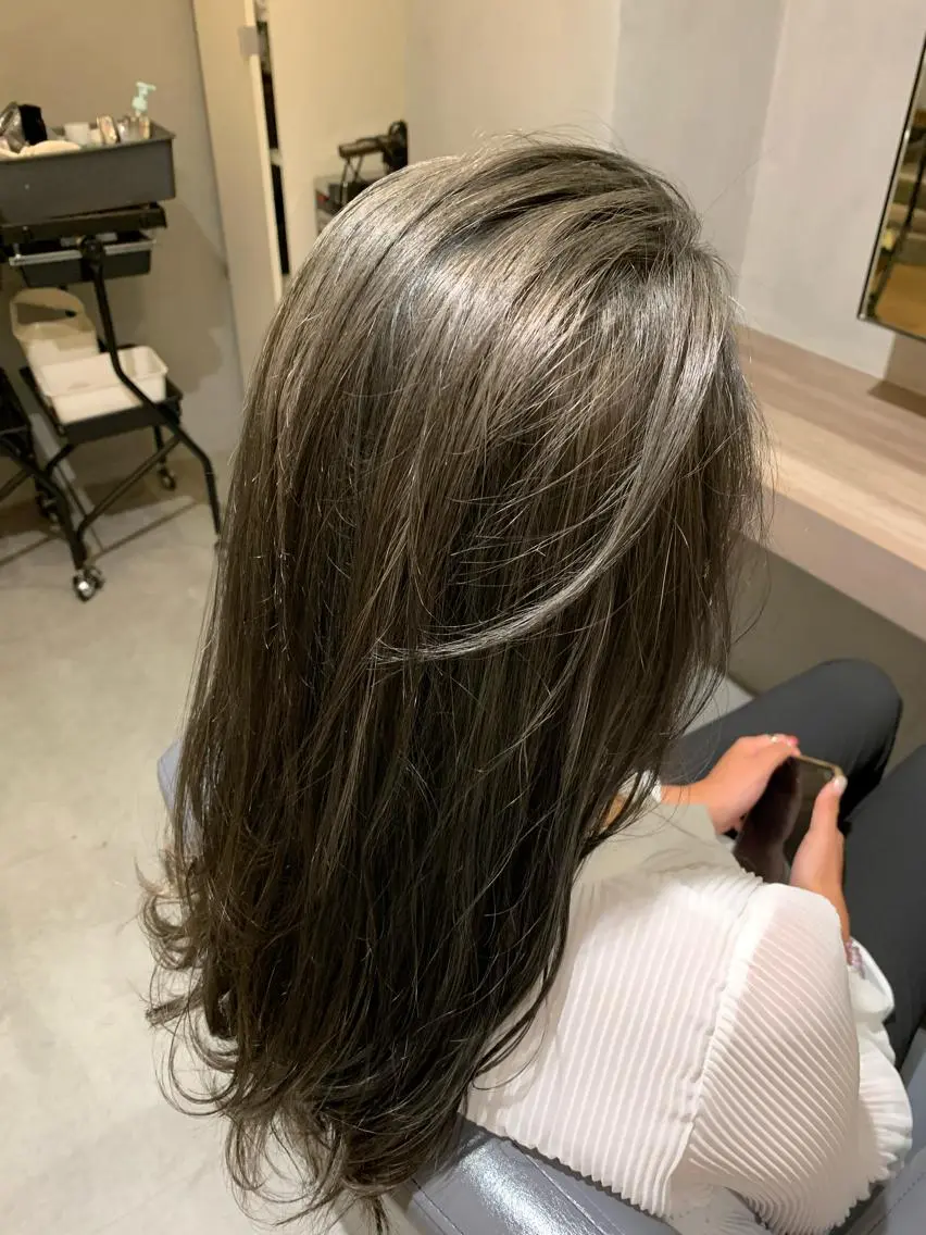 ミディアム カラー ベージュカラー ブリーチ オリーブベージュ ヘアカラー 美髪・シールエクステ ホソタニリョウコのヘアスタイル