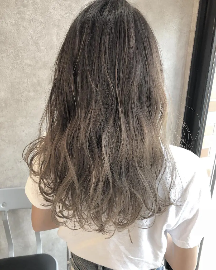 ロング カラー 顔周りレイヤーカット ブリーチminamiのヘアスタイル