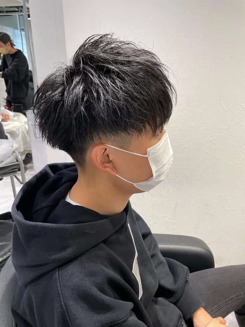 ショート カラー パーマ ヘアアレンジ メンズ キッズ ネイル マツエク・マツパ アイブロウ アップバング センターパート メンズハイトーン マッシュウルフ マッシュ カット トリートメント ヘッドスパ ヘアセット スパイキー/フェザー /波巻き/かいとのヘアスタイル