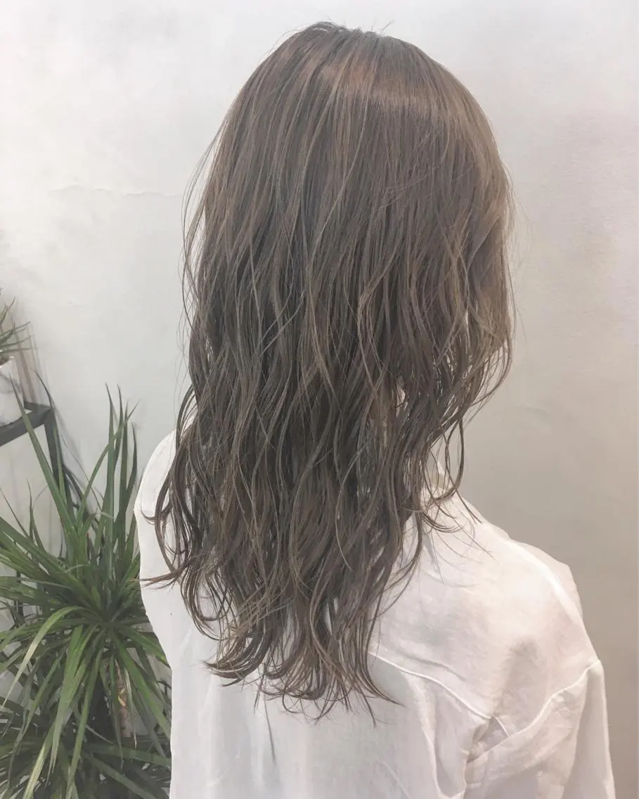 ロング カラー ヘアアレンジ アッシュ ベージュカラー グレージュ シアーベージュ 外国人風カラー カット ヘアカラー トリートメント エグチ アキラのヘアスタイル