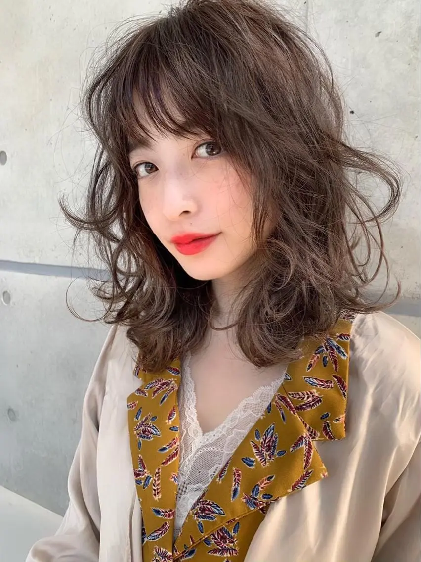 ミディアム カラー レイヤーカット 透明感カラーのヘアスタイル