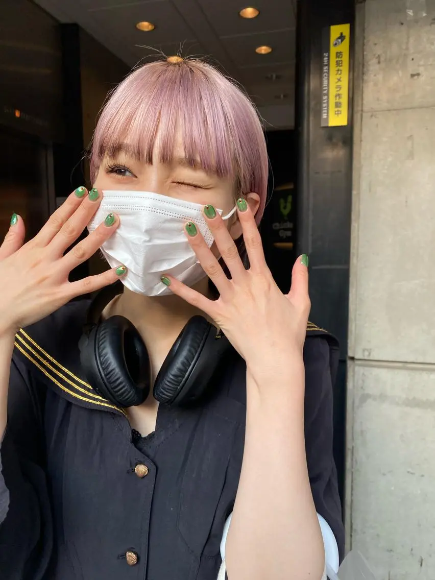ショート カラー パーマ ヘアアレンジ メンズ キッズ ネイル mana 暖色カラーカットのヘアスタイル