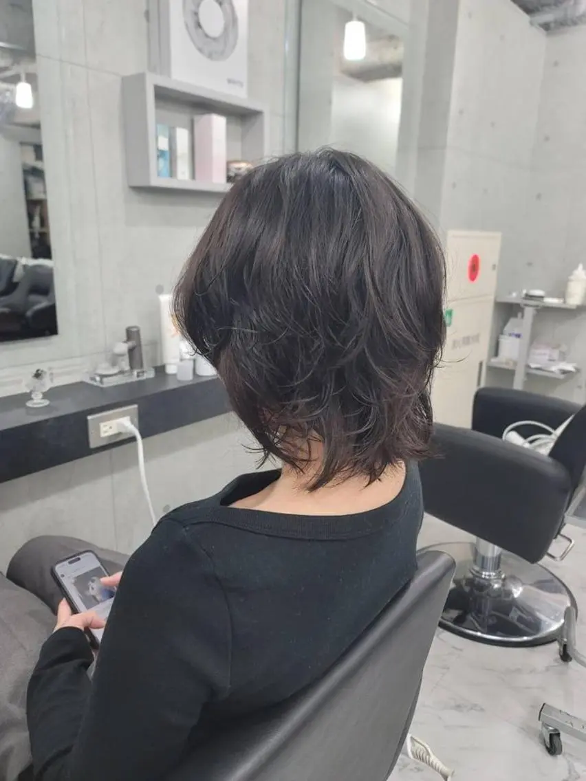 ショート カラー パーマ ショートボブ 黒髪 ブラウンカラー ダークブラウン ボブ カット ❇️安達 優心❇️ レイヤー/艶髪特化のヘアスタイル