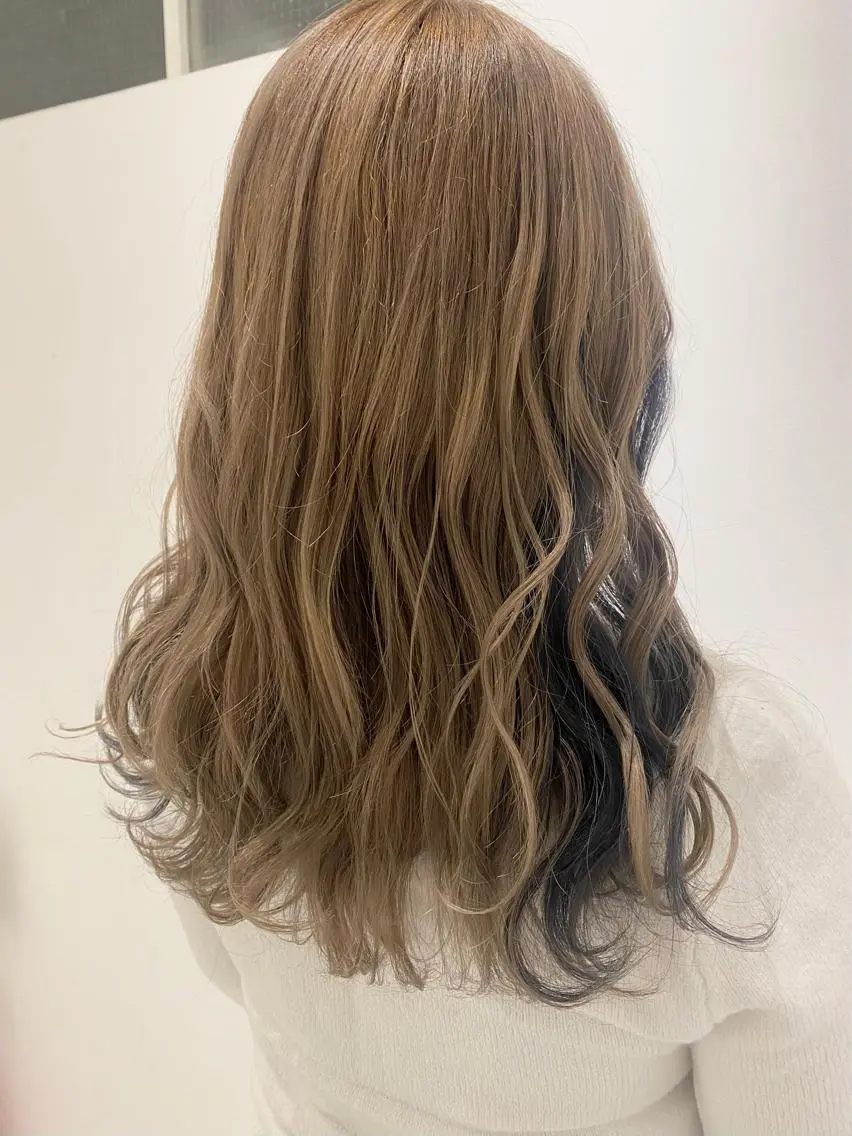 ロング カラー ベージュカラー ハイトーンカラー ハイトーンベージュ ネイビーカラー アオイ🩵暖色 /まろやかカラーのヘアスタイル