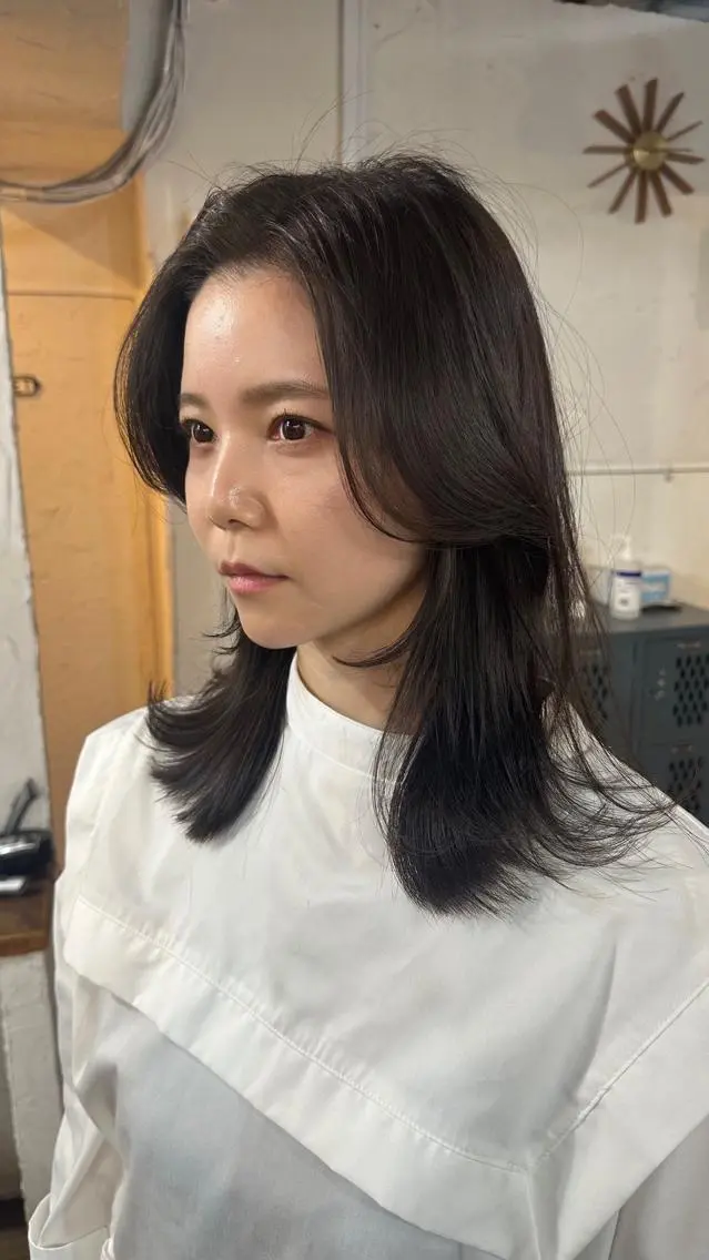 ミディアム カラー 切りっぱなしボブ ショートボブ ミディアムパーマ バレイヤージュ ベージュカラー カット ヘアカラー トリートメント 韓国レイヤー柔らかい 地毛風縮毛矯正／マツのヘアスタイル
