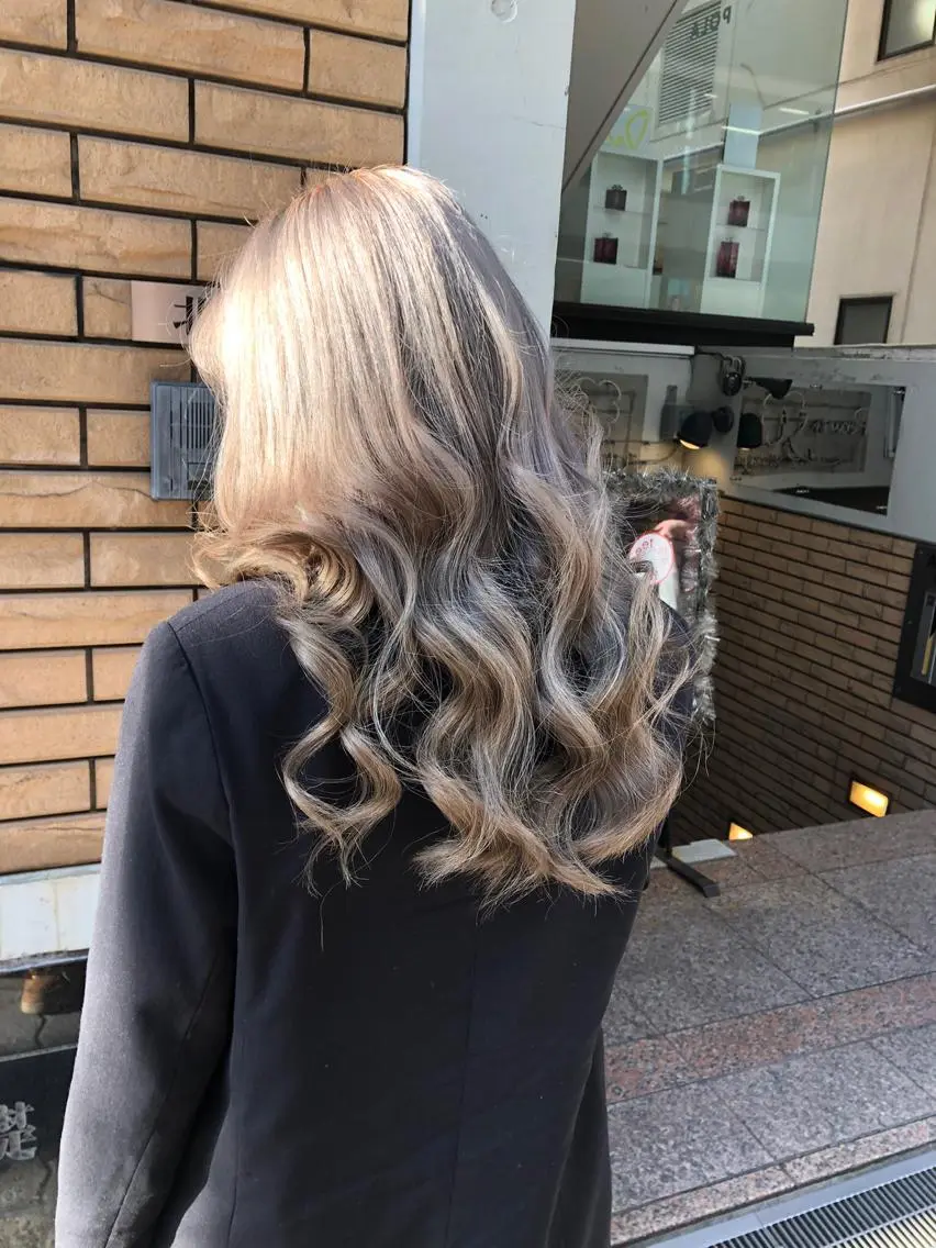 セミロング カラー シールエクステ バレイヤージュ ブリーチ デザインカラー グレージュ レイヤー/エクステ alpha下妻のヘアスタイル