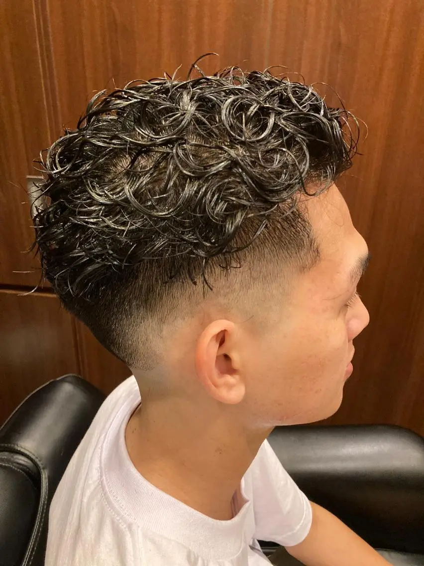 ショート パーマ メンズ フェードカット メンズパーマ スキンフェード カット パーマ ヘアセット 小磯 優太のヘアスタイル
