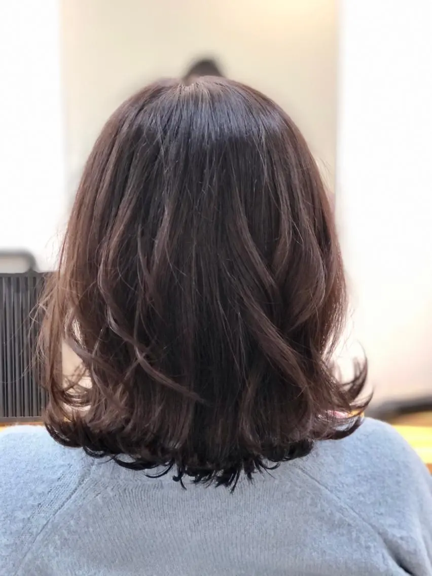 ミディアム ボブ 外ハネヘア カット ヘアカラー トリートメント H by Real meのヘアスタイル