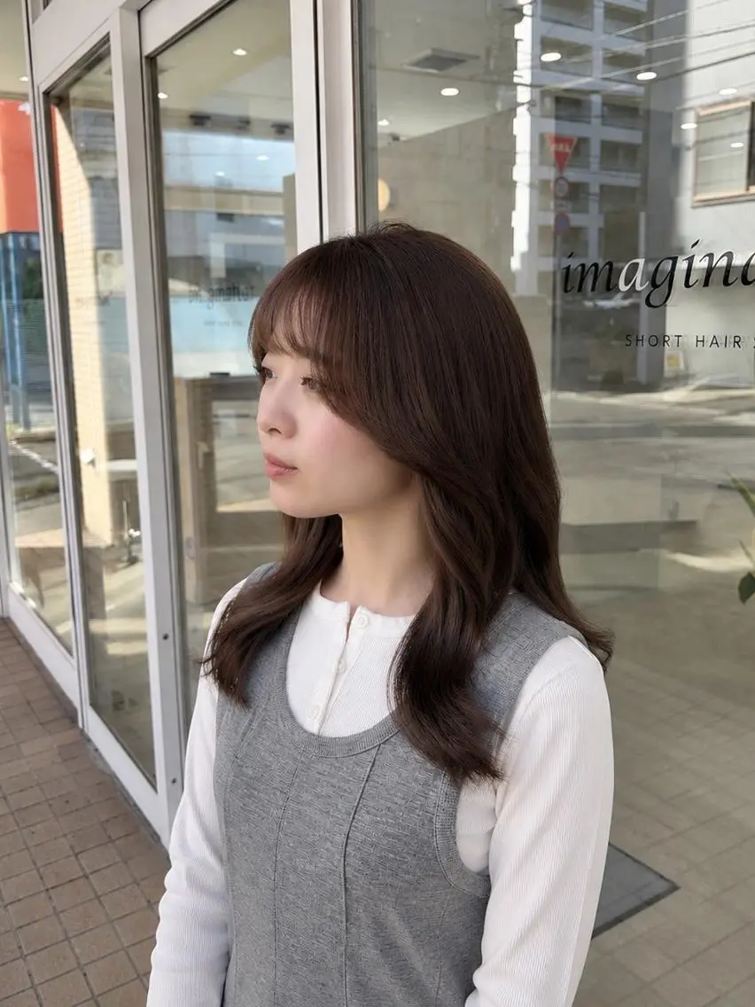 セミロング カラー ブリーチ 透明感カラー ハイライトカラー ハイライト 外ハネヘア ヘアカラー トリートメント 韓国ヘアケアブリーチ 莉奈のヘアスタイル