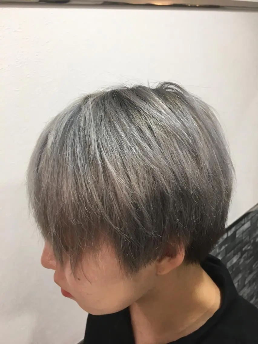 ショート カラー 岡部 裕真のヘアスタイル