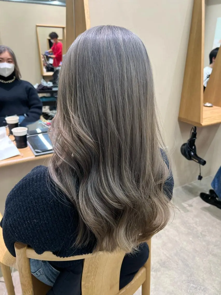カラー ブリーチ グレージュ kento レイヤーカットのヘアスタイル
