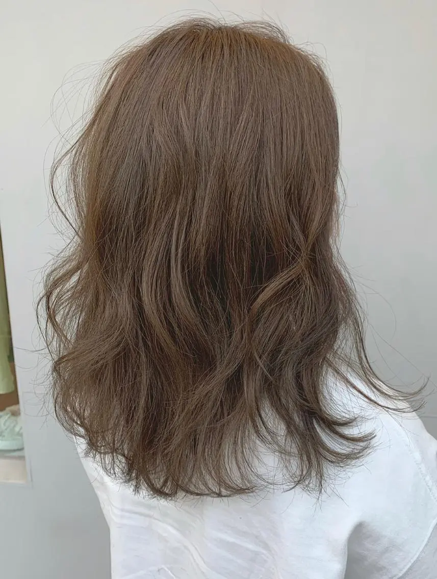 ミディアム カラー ベージュカラー hubhair レイヤー/透明感のヘアスタイル
