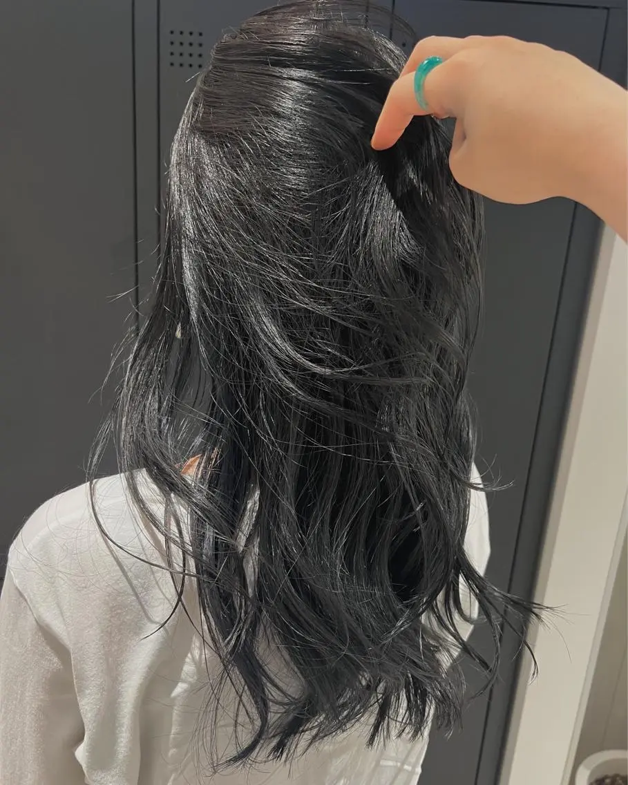 ロング カラー 黒髪 ブルーカラー ブルーブラック 暗髪カラー🫐パーマ おくだりんかのヘアスタイル