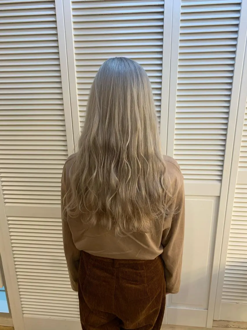 ロング カラー ブリーチ 天野 利咲のヘアスタイル