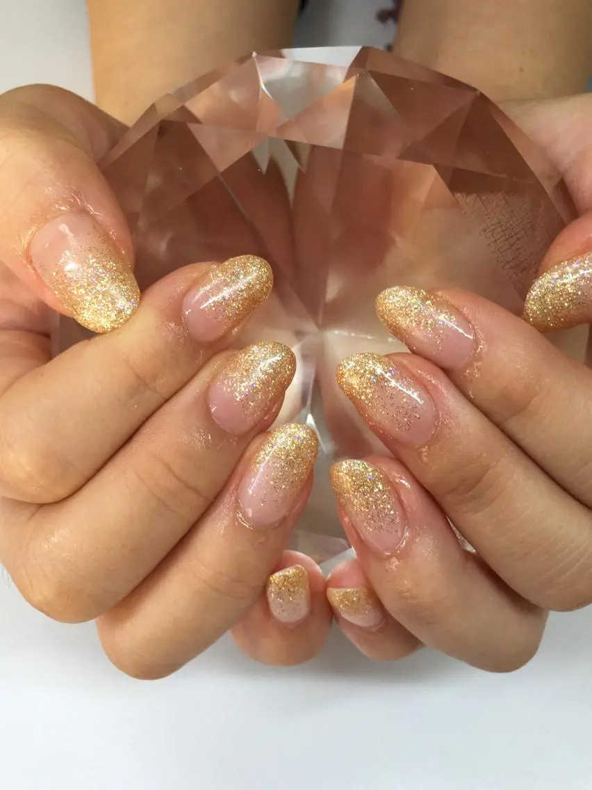 ネイル ゴールド グラデーション ラメ(グリッター) ラメグラデーション 冬ネイル glow_ nailのネイルデザイン