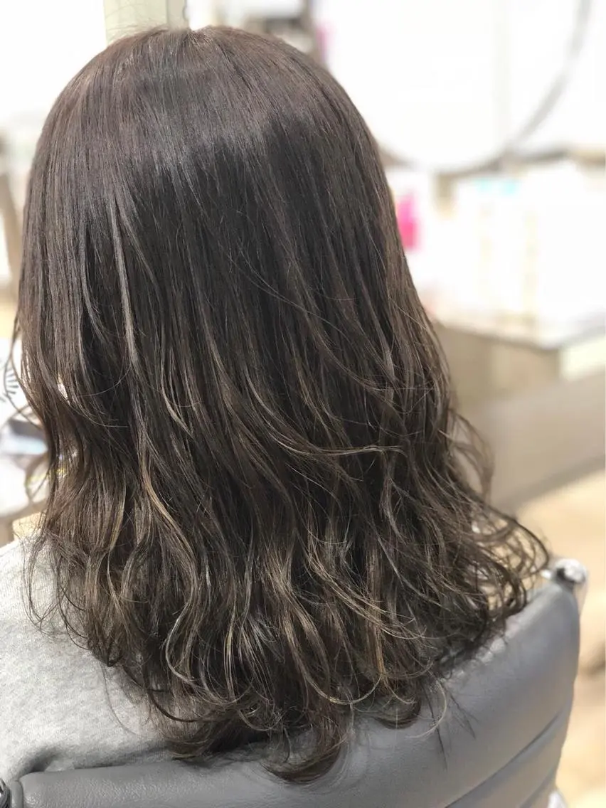 ミディアム カラー ヘアカラー トリートメント レイヤーカット 西村あきやのヘアスタイル