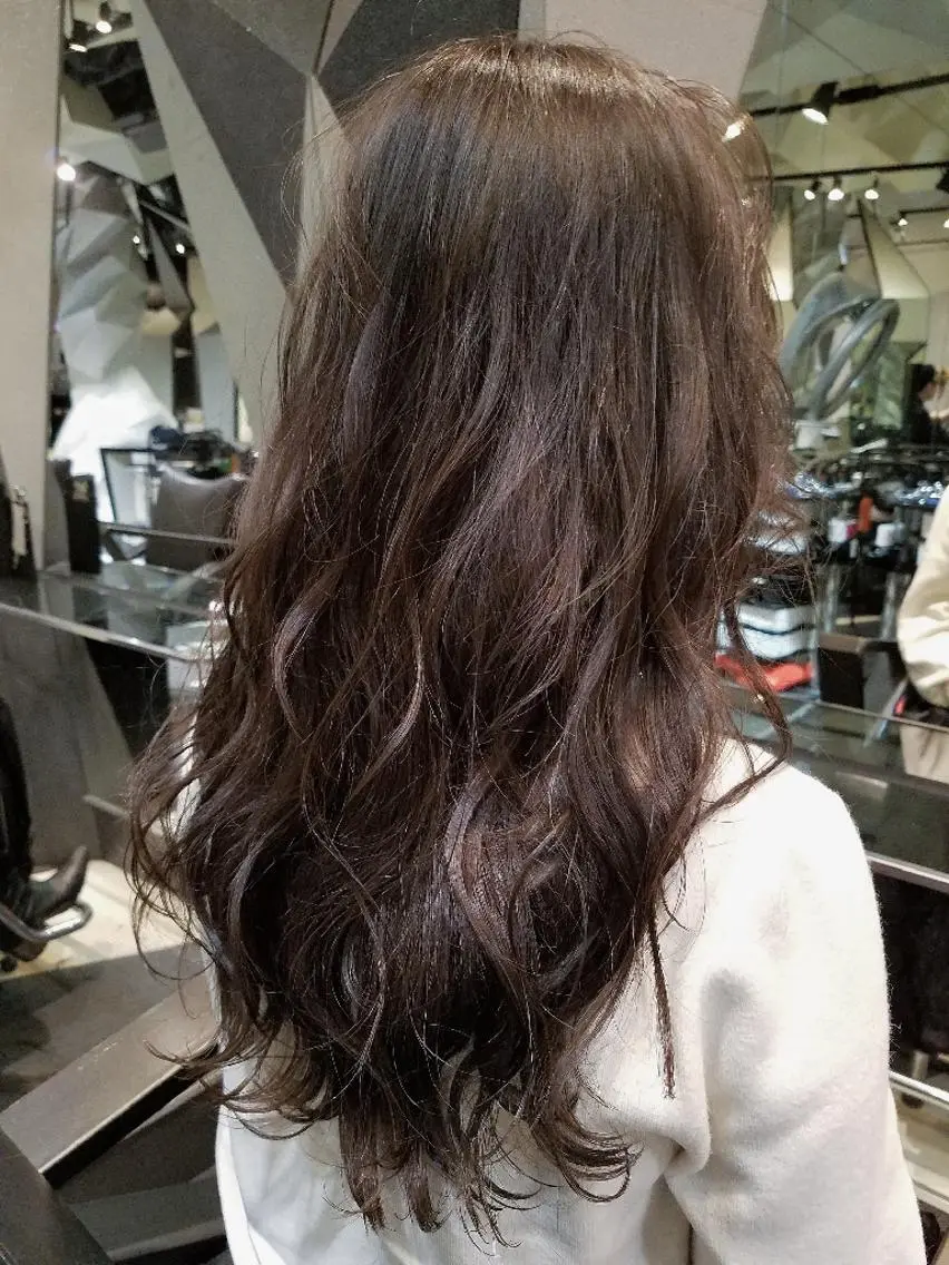 ロング [店長]カラーが好評 　小林のヘアスタイル