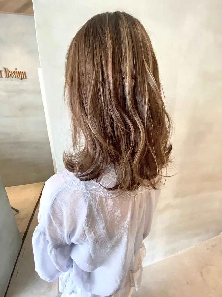 セミロング カラー ヘアアレンジ ネイル マツエク・マツパ 透明感カラー ハイライトカラー 外国人風カラー ハイライト 外ハネヘア カット ヘアカラー 夜23時まで予約🉑 reverieあきらのヘアスタイル