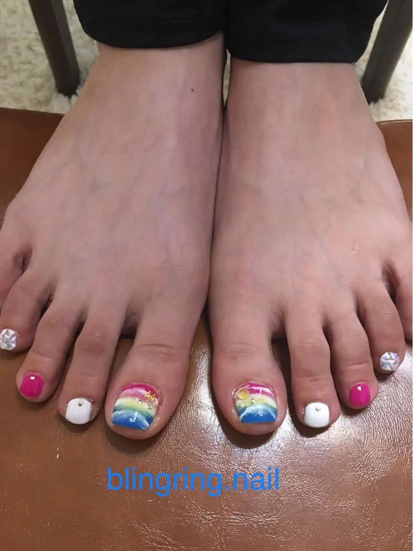 ネイル ホログラムネイル 持ち込み フットネイル 🌈KANÅKO 🌈のネイルデザイン
