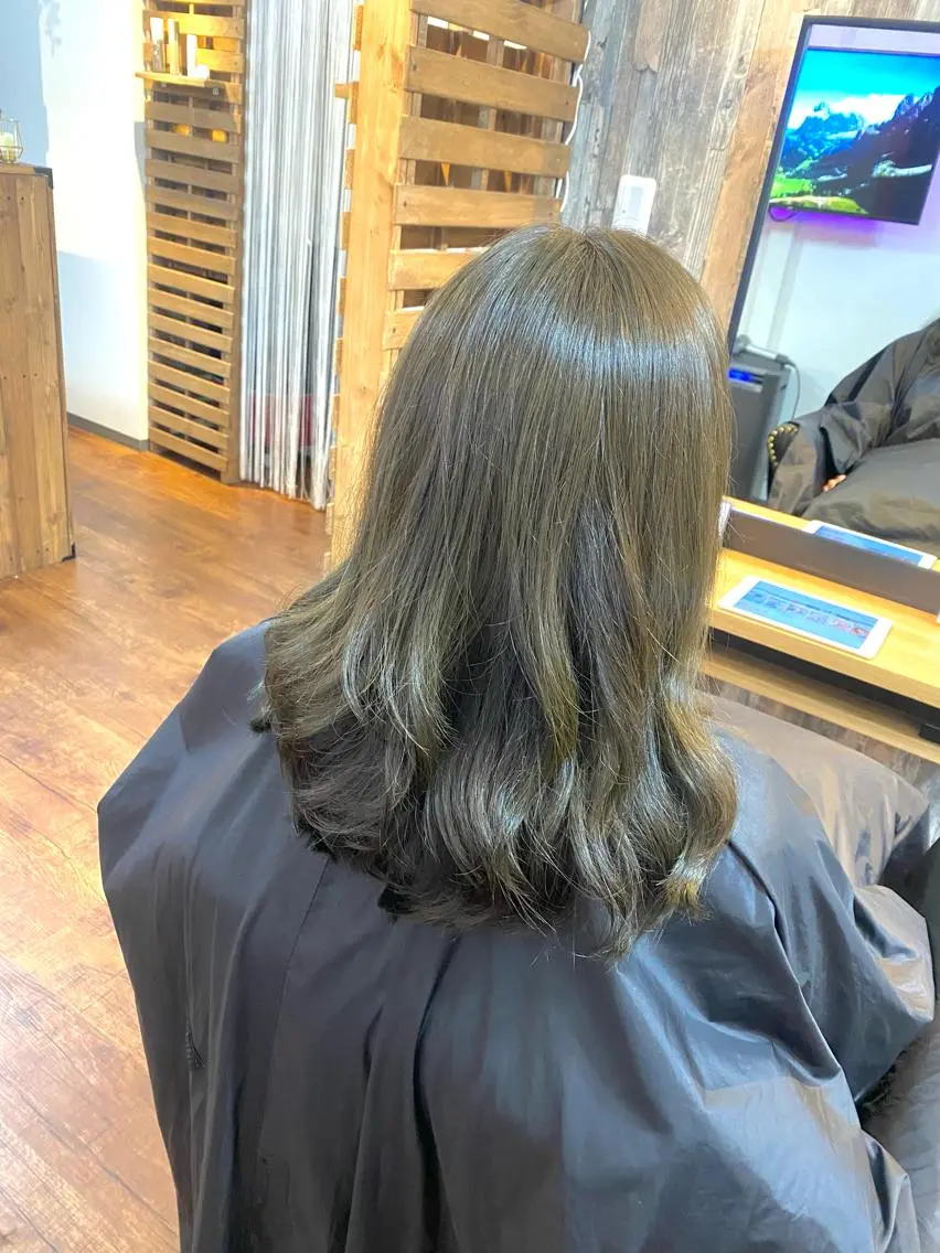 セミロング カラー グレージュ オリーブグレージュ オリーブグレー カット ヘアカラー トリートメント Luzir⭐︎ GEN⭐︎のヘアスタイル