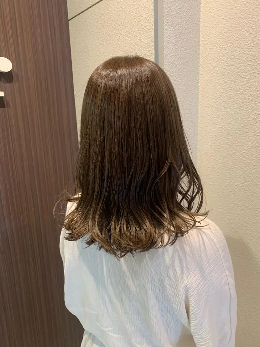 ミディアム カラー パーマ ミディアムパーマ ベージュカラー 外ハネヘア カット ヘアカラー トリートメント 藤本 麻衣のヘアスタイル