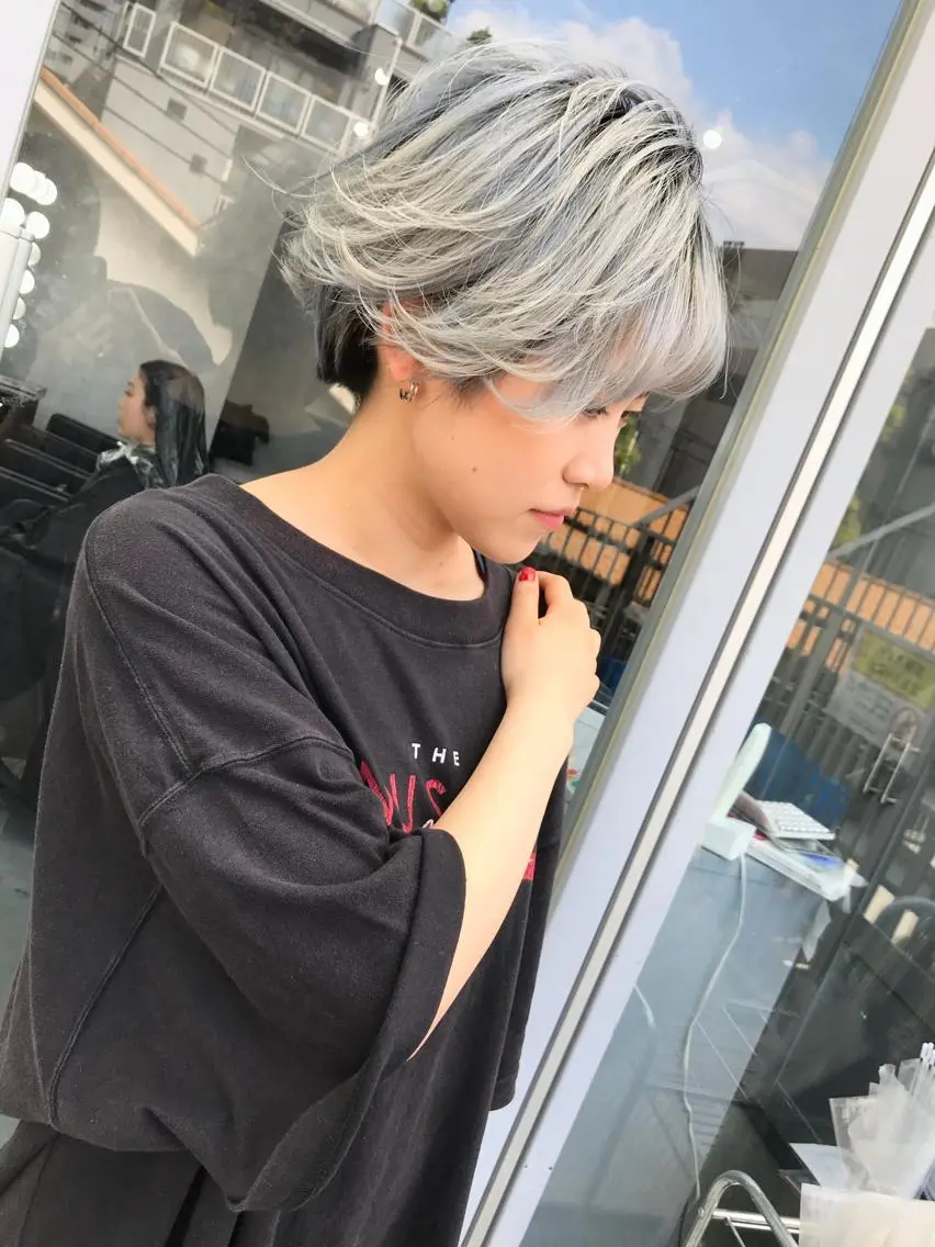 ショート カラー ブルーカラー ブルージュ TOMOYA/ ショート、レイヤーのヘアスタイル